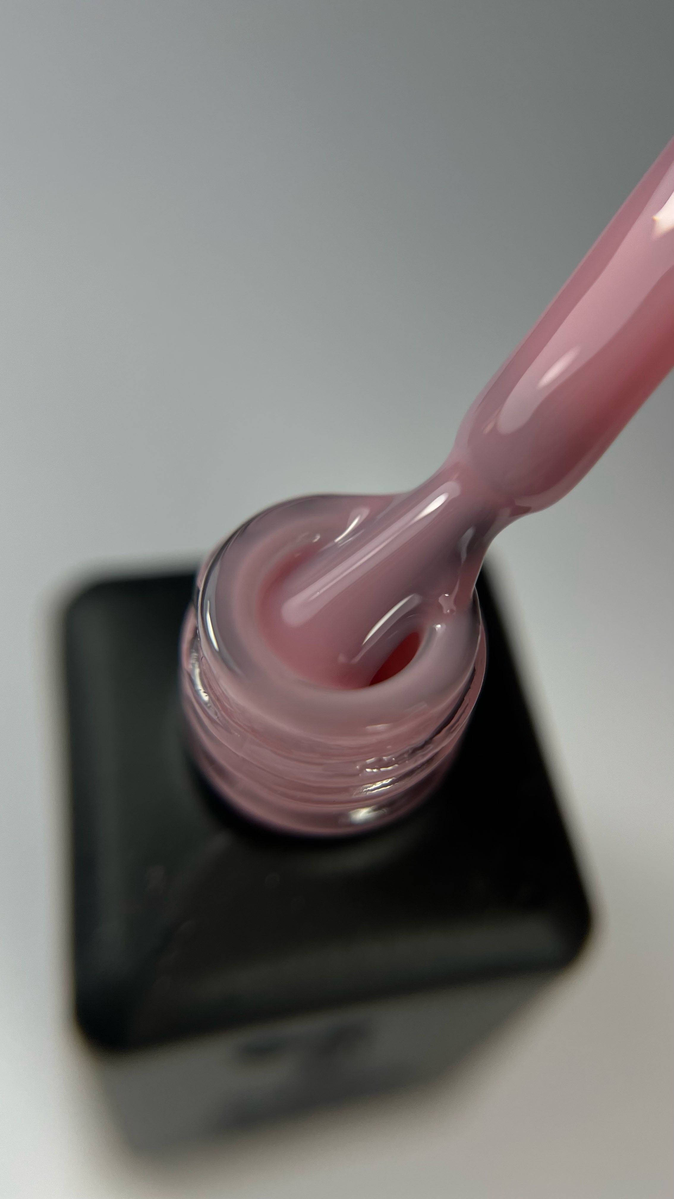 Gumová, stavebná, ružová, nepriehľadná, ružová hybridná báza - Rose Buff API, 10 ml